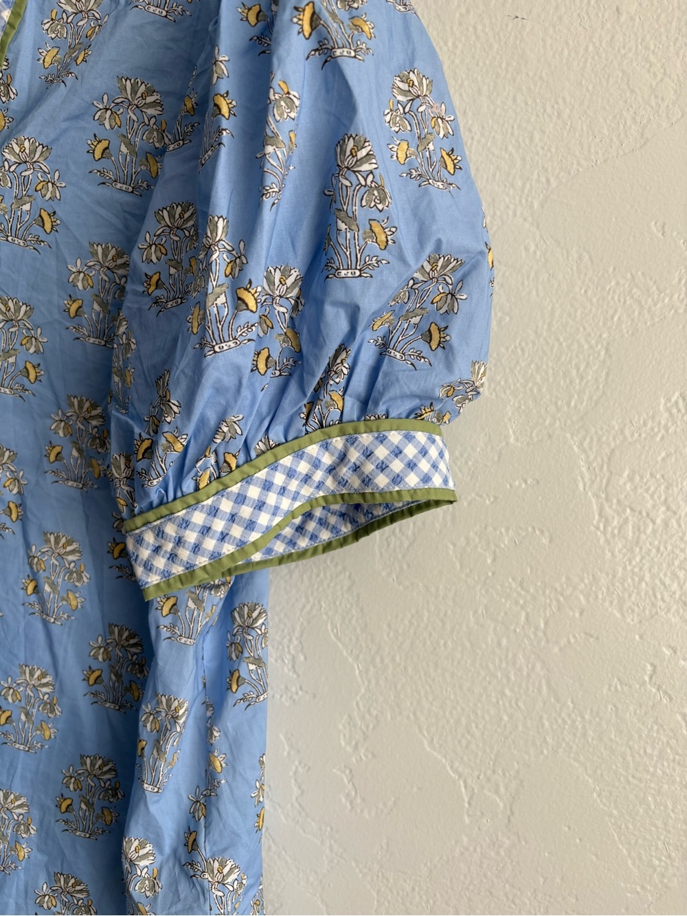 ❤️NEW entro Light Blue Floral Button-Front Puff Sleeve blouse with Green Trim - Picture 3 of 9